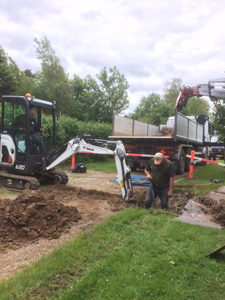 Her føres vand under jorden.