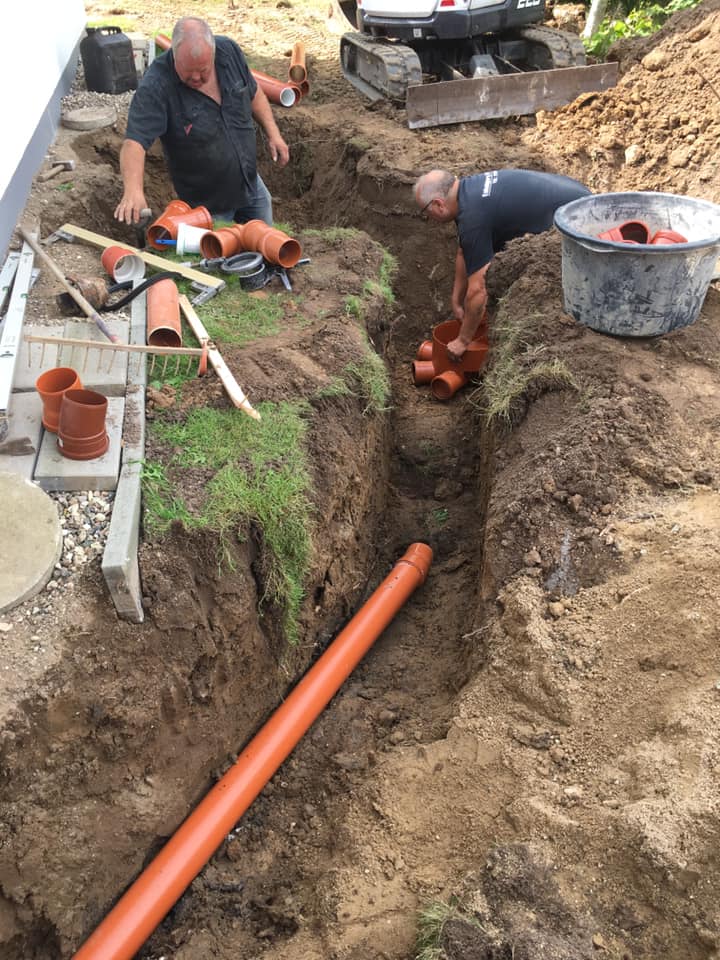 Vi kloakerer på åbent land.